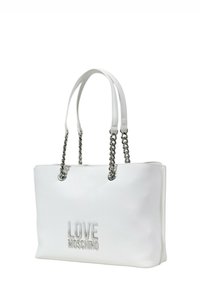 Borsa tote sintetica bianca con manici in catena argentata. Presenta il logo in rilievo "LOVE MOSCHINO" sul fronte. Texture liscia, forma rettangolare.