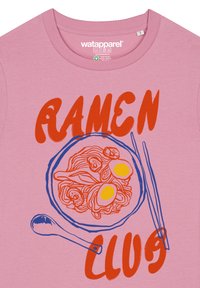 Hellrosa T-Shirt mit auffälligem roten "RAMEN"-Text und blauen Grafiken einer Ramen-Schüssel mit Nudeln, zwei Eiern, Essstäbchen und einem Löffel.