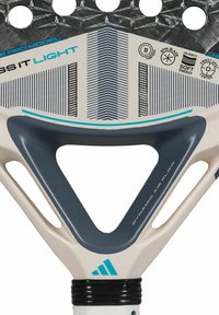 Raqueta de pádel con un marco en crema y gris oscuro, superficie de golpeo texturizada en negro y acentos en azul. Diseño notable del grip en forma triangular.