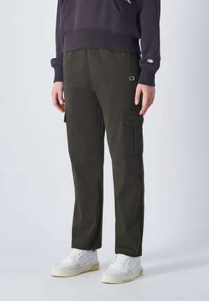 Olijfgroene cargo-broeken met een relaxte pasvorm, voorzien van zijzakken, een klein logoaccent en een gladde, duurzame stoftextuur.