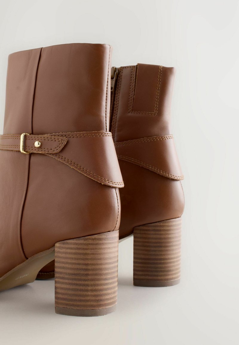 Bottes à talons femme à enfiler avec talon mi-hauteur et carrés