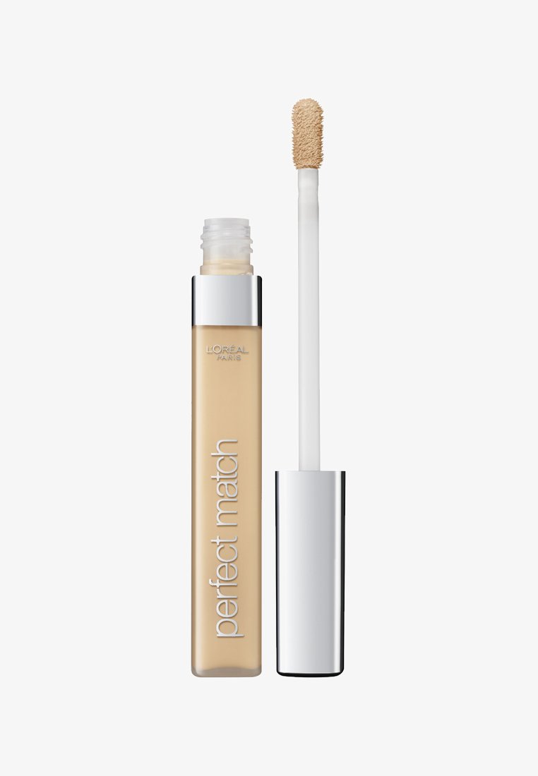 L'Oréal Paris Perfect Match Concealer in einem transparenten Röhrchen mit einem silbernen Deckel. Helles beige Flüssigkeit mit einem flauschigen, weißen Applikator.