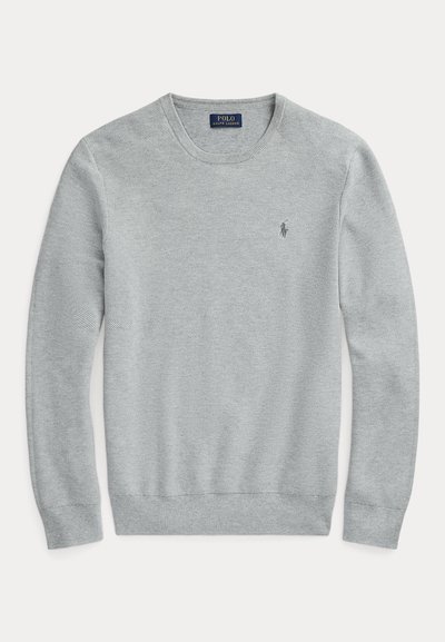 Lys grå crewneck genser med ribbede mansjetter og kant, teksturert stoff, med en liten brodert logo på venstre bryst.
