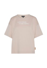 Hellbeige, übergroßes T-Shirt aus weichem Baumwollstoff. Mit weißem Text "LOVE OVER EVERYTHING" mittig auf der Vorderseite und einem kleinen Etikett an der Seite.