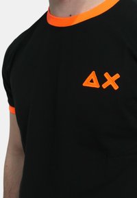Sun68 T-shirt basic - nero/corallo