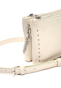 Vit läder axelväska med silvernitar, avtagbar kedja och dubbla dragkedjefack. Justerbar matchande rem ingår.