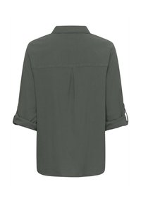 Dunkelgrünes Hemd mit hochgekrempelten Ärmeln, einem Kragen und einer Rückenfalte. Der Stoff ist glatt und hat eine leicht lässige Passform.