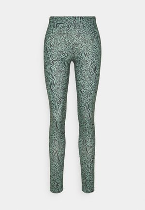 Leggings verts avec un motif animal imprimé, comprenant des motifs de zebra noir et de léopard. Fabriqués en tissu extensible et léger.