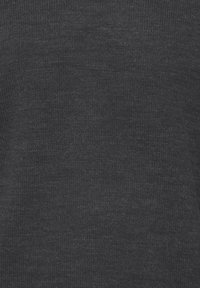 Tissu en tricot gris foncé avec une texture fine et un motif de tissage régulier, présentant un éclat subtil et une surface lisse.
