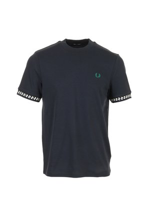 T-shirt bleu marine foncé à manches courtes avec un petit logo de laurier vert sur la poitrine et un bord à carreaux noir et blanc aux poignets.