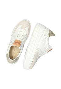 Sneaker bianche con un mix di camoscio e pelle, dotate di un tallone testurizzato, chiusura con lacci e un accento marrone chiaro sulla linguetta.