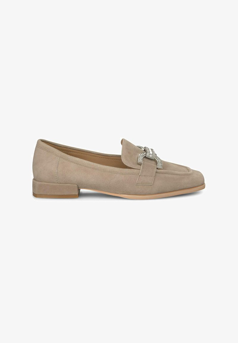 Mocassino in suede beige con tacco piatto, caratterizzato da una decorativa fibbia in tonalità argento sul davanti e una superficie liscia.
