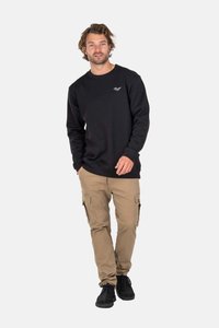 Schwarzer Sweatshirt mit gerippten Bündchen und Halsausschnitt, kombiniert mit beigen Cargo-Hosen mit Seitentaschen. Modell trägt schwarze Schuhe.