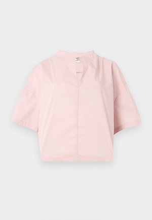 Απαλό ροζ μπλούζα με κοντά μανίκια, ψηλό λαιμό και μπροστινό άνοιγμα σε σχήμα κλειδιού, παρουσιασμένο σε ουδέτερο φόντο.