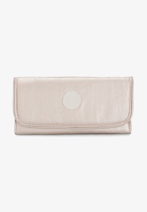 Portafoglio color beige chiaro con una texture liscia e lucida. Presenta una chiusura a patta curva e un logo inciso circolare sulla parte anteriore.