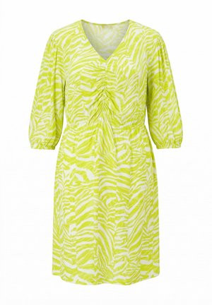 Žluté a bílé zebrované šaty ke kolenům s tříčtvrtečními balónovými rukávy, výstřihem do V a nashromážděnými detaily v pase a na hrudi.