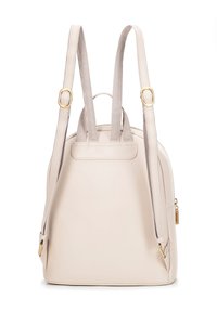 Beżowy skórzany plecak z złotymi detalami, regulowanymi ramiączkami, zaokrąglonym kształtem oraz z kieszenią na zamek z boku. Gładka tekstura i minimalistyczny design.