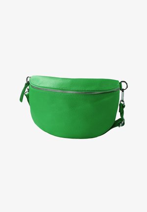Groene leren tas met een afgeronde vorm, een gestructureerd oppervlak, een bovenste ritssluiting en een verstelbare riem bevestigd met zilverkleurig beslag.