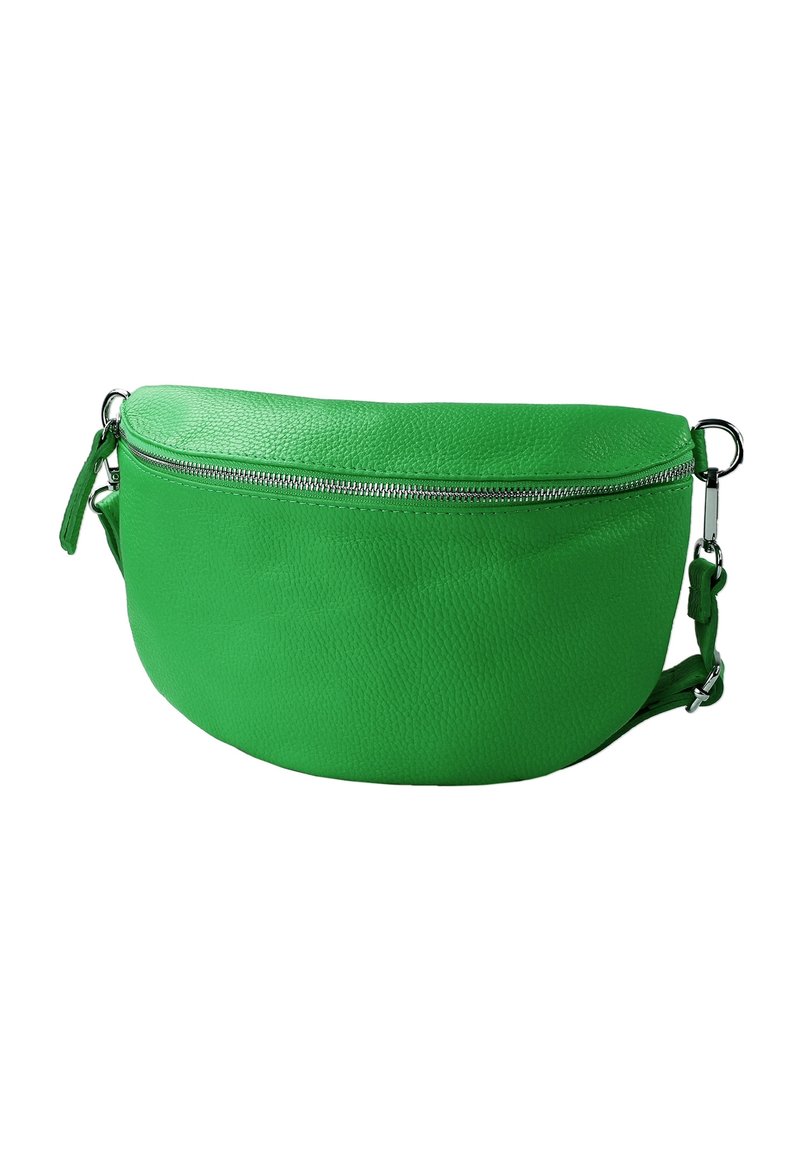 Groene leren tas met een afgeronde vorm, een gestructureerd oppervlak, een bovenste ritssluiting en een verstelbare riem bevestigd met zilverkleurig beslag.