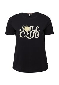 Zwarte katoenen T-shirt met korte mouwen, met crèmekleurige tekst "SOLE CLUB" en een zonafbeelding in het midden. Gladde textuur.