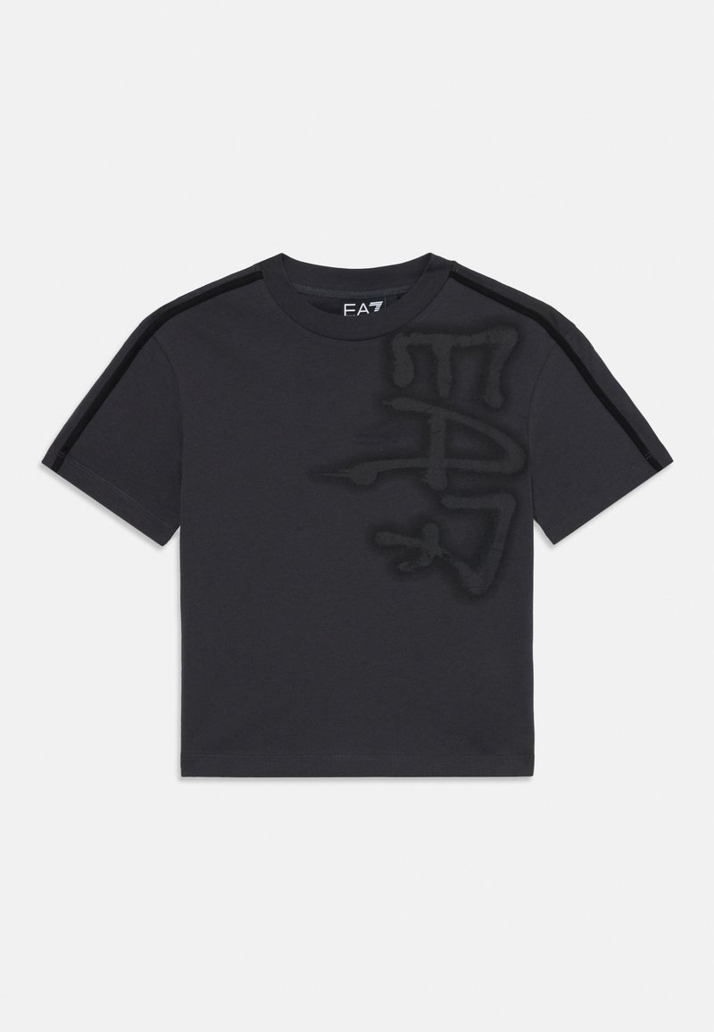 Svart bomull t-skjorte med korte ermer, med et teksturert logodesign på fronten og kontraststriper på skuldrene.