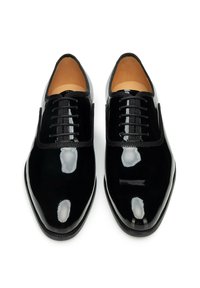 Chaussures Oxford en cuir verni noir au design élégant, bout arrondi et laçage à six œillets. Surface lisse avec des détails de coutures minimales.