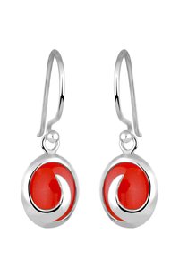 Sølvøreringe med en rund form og et glossy rødt swirl-design. Krogene til fastgørelse tilføjer et poleret finish.