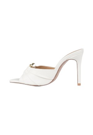 Mule bianca con tacco alto, punta aperta, tomaia in pelle arricciata e dettaglio decorativo dorato sul lato.