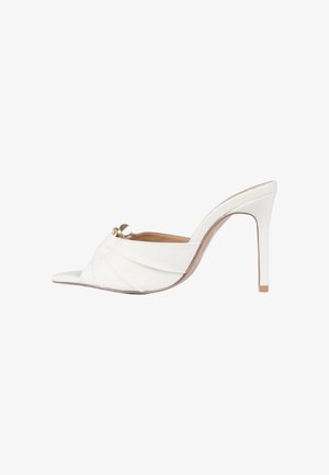 Mule bianca con tacco alto, punta aperta, tomaia in pelle arricciata e dettaglio decorativo dorato sul lato.