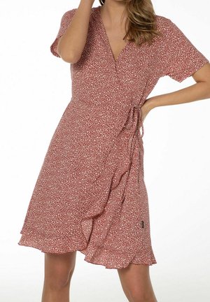 Rode bloemen wikkeljurk met korte mouwen, met een V-hals en geruffleerde zoom. Gemaakt van lichte stof met een taillekoord.