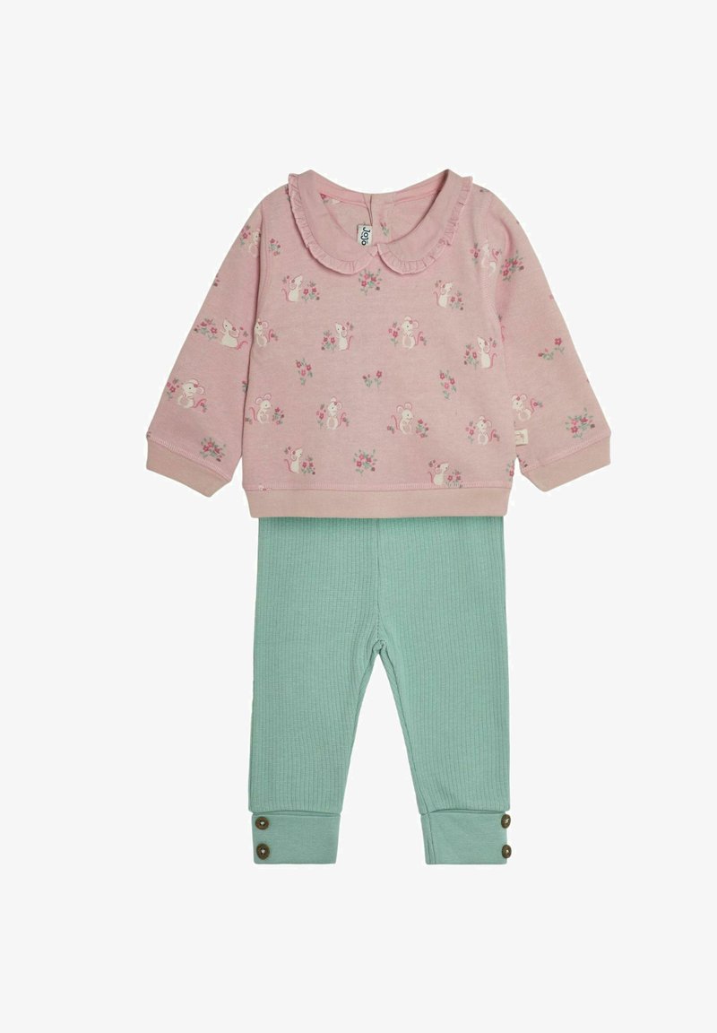 Hele roosa pikkade varrukatega pluus lillelist hiiretrüki ja volangkaelusega, koos piparmündiroheliste ribakoes retuusidega, millel on nööpdetailid.