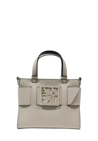 Borsa a tracolla sintetica beige con un design strutturato, caratterizzata da un logo prominente sul davanti, due tasche laterali e doppi manici corti.