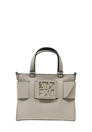 Borsa a tracolla sintetica beige con un design strutturato, caratterizzata da un logo prominente sul davanti, due tasche laterali e doppi manici corti.