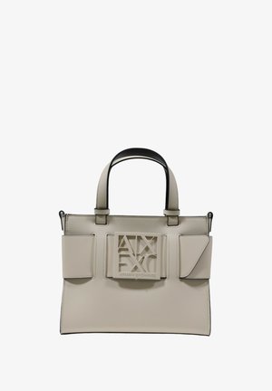 Borsa a tracolla sintetica beige con un design strutturato, caratterizzata da un logo prominente sul davanti, due tasche laterali e doppi manici corti.