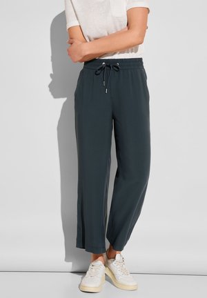 - Spodnie materiałowe