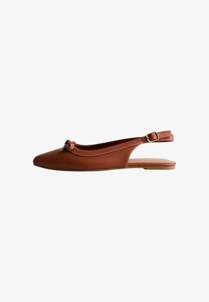Bruine leren platte slingback schoen met puntige neus, decoratieve knoop aan de voorkant en gouden gespsluiting tegen een witte achtergrond.