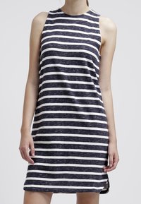Pasiasta, bezrękawnikowa sukienka w granatowe i białe poziome linie, luźny krój, okrągły dekolt i boczne rozcięcia na dole. Materiał mieszanka bawełny.