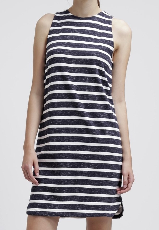 Pasiasta, bezrękawnikowa sukienka w granatowe i białe poziome linie, luźny krój, okrągły dekolt i boczne rozcięcia na dole. Materiał mieszanka bawełny.