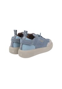 Scarpe da ginnastica blu con un mix di materiali in suede e tessuto, una suola spessa color crema e una linguetta rinforzata per facilitare l'indossamento.