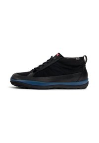 Zapatillas altas negras con parte superior de lona, suela de goma, una banda de acento azul y cierre de cordones negros con un talón en bucle para facilitar el uso.