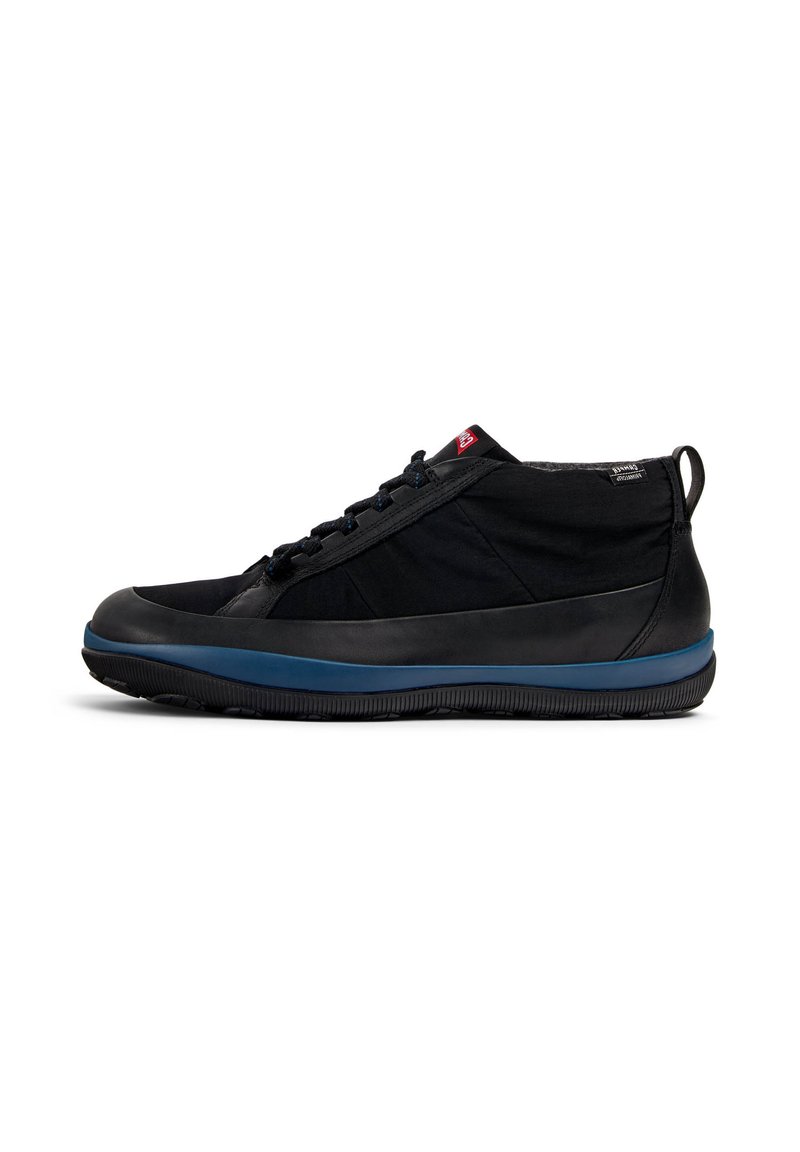 Zapatillas altas negras con parte superior de lona, suela de goma, una banda de acento azul y cierre de cordones negros con un talón en bucle para facilitar el uso.