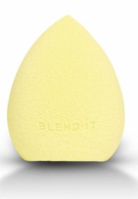 Żółta gąbka do makijażu w kształcie łezki o miękkiej, porowatej teksturze. Na podstawie znajduje się wytłoczone logo "BLEND-IT".