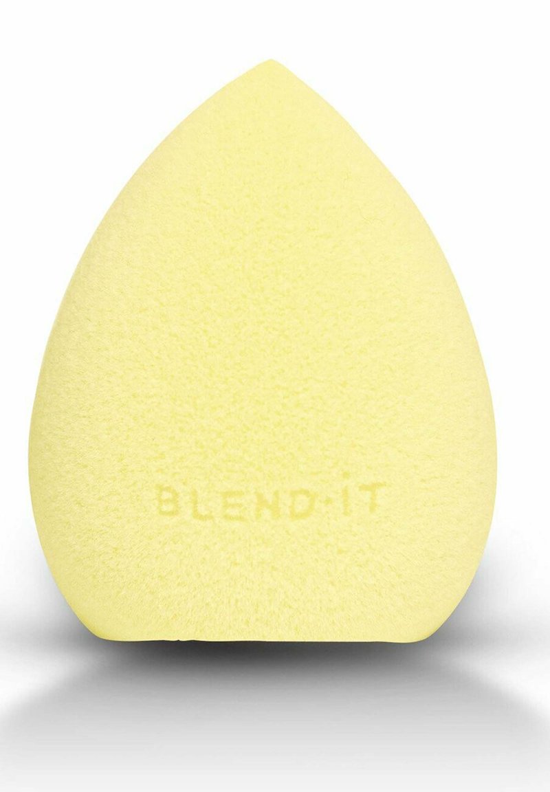 Żółta gąbka do makijażu w kształcie łezki o miękkiej, porowatej teksturze. Na podstawie znajduje się wytłoczone logo "BLEND-IT".