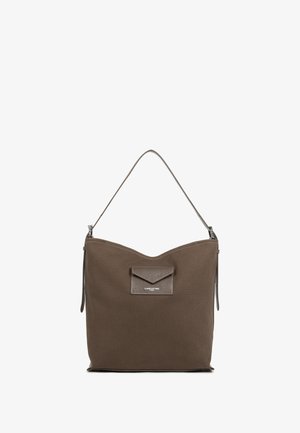 Sac en toile marron avec un haut en forme de V, une petite poche avant et une fine bandoulière. Comprend une fermeture éclair et des accents texturés.