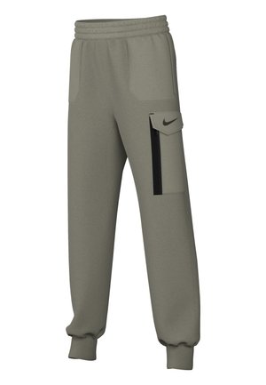 Sudadera gris con cinturilla elástica, puños ajustados, bolsillos laterales y un bolsillo cargo con cremallera que presenta un logo negro de Nike.