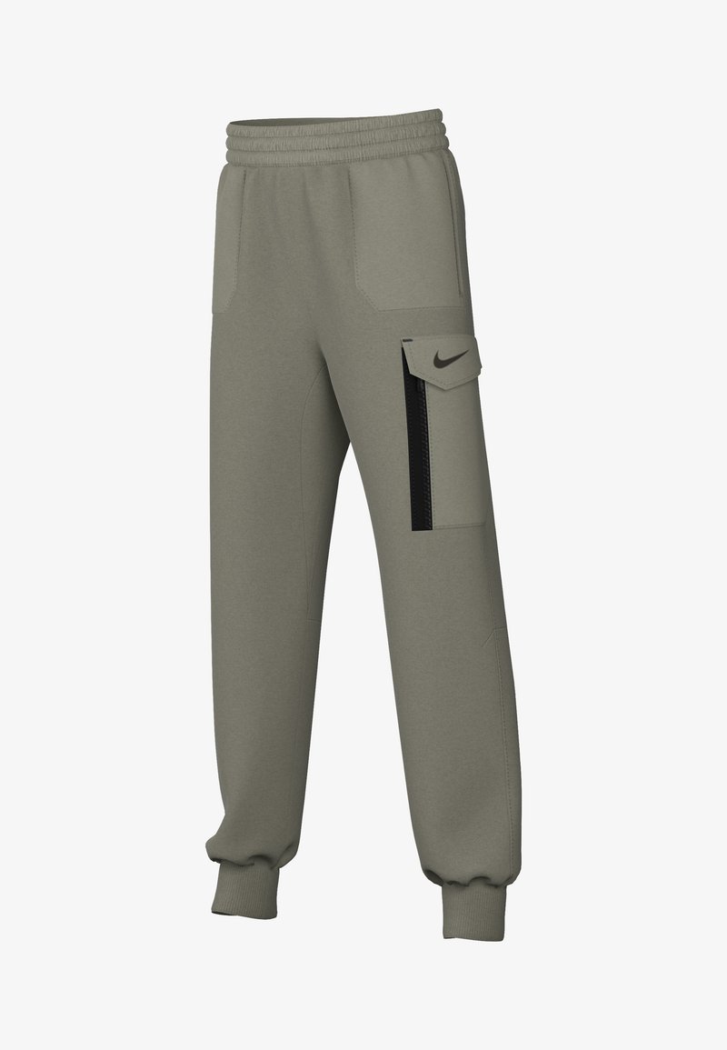 Harmaat collegehousut, joissa on joustava vyötärö, kapenevat hihansuut, sivutaskut ja vetoketjullinen tasku, jossa on musta Nike-logo.