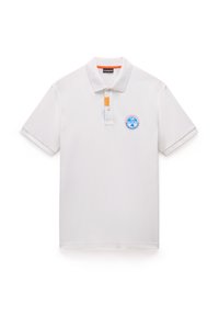 Valkoinen polo-paita, joka on valmistettu sileästä kankaasta. Paitassa on oranssi yksityiskohta kauluksessa, kaksi nappia ja sininen pyöreä logo rinnassa.