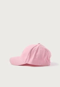 Gorra de béisbol de algodón rosa con visera curvada, correa ajustable y ojales de ventilación, posicionada en un ligero ángulo hacia la izquierda.