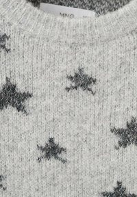 Svetle šedý svetr s žebrovaným výstřihem, zdobený tmavě šedými hvězdnými vzory, vyrobený z měkké texturované pleteniny.