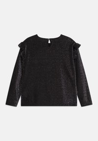 Must musta varrukatega topp, millel on läikiv tekstuur, ruffles rõivaste äärel ja väike võtmeaugu avaus seljal, millel on nööbkinnitus.